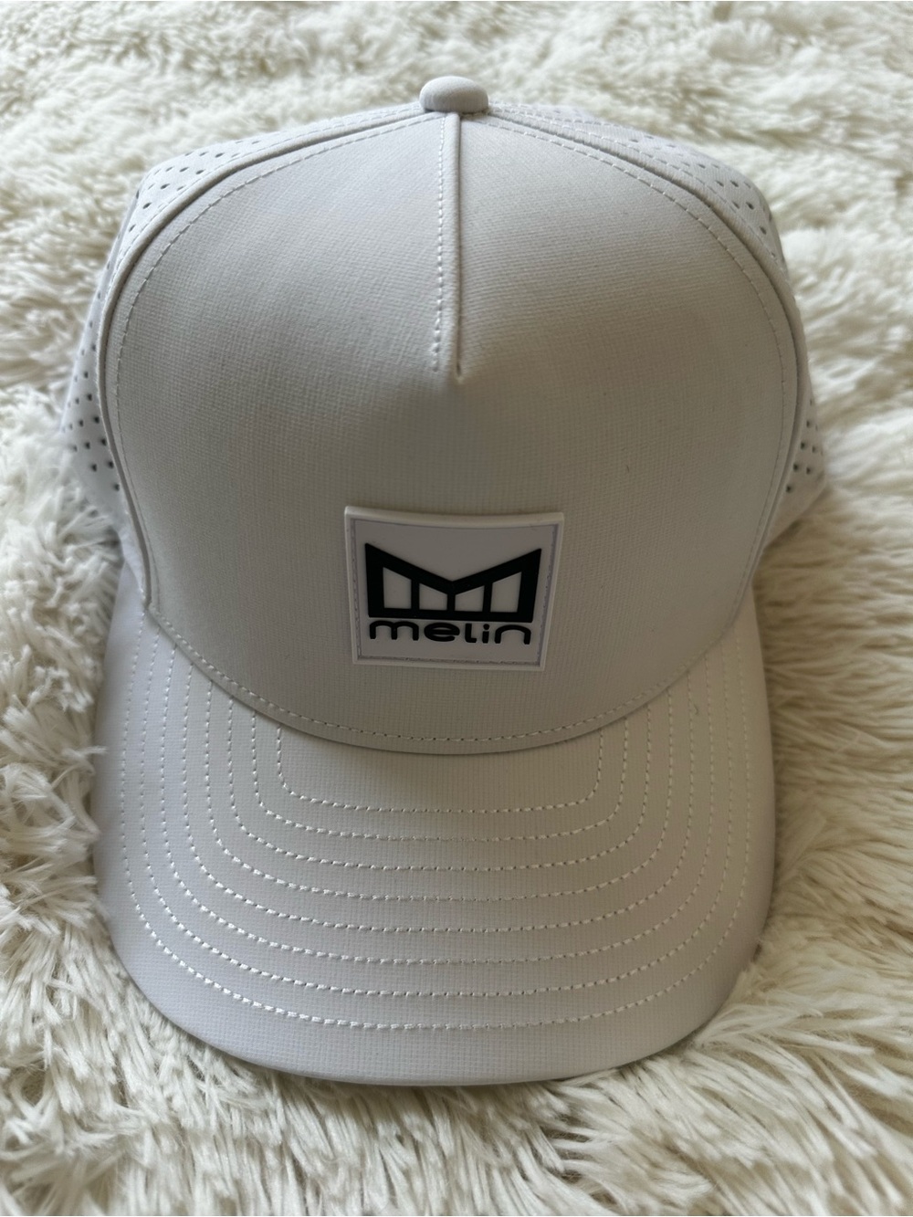 Melin Odyssey Stacked Hydro Performance Men’s White Snap Back Hat Cap Size: XL